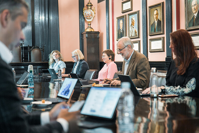 Latvijas Universitātes Padomes lcekļu Senāta zālē