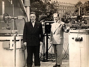 Kārlis Šteins un Jānis Klētnieks (no kreisās) LVU novērojumu paviljonā kanālmalā, 1958. Attēls no LU Muzeja krājuma