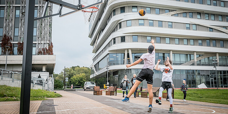 Studenti spēlē basketbolu