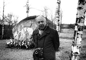 Jānis Klētnieks pie profesora Alvila Buholca pieminekļa, 1985. Attēls no LU Muzeja krājuma