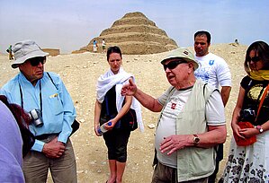Jānis Klētnieks Ēģiptē pie Džosera piramīdas, 2007. Foto: Ilgonis Vilks