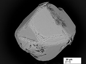 Elektronmikrogrāfijas skenējošā elektronu mikroskopā (no Latvijas Zinātnes padomes piešķirto grantu projektu darbiem 1999-2003): magnetīta kristāls (ap 0,1 mm liels) no Bāles devona smilšu atradnes. Foto: LUM krājums