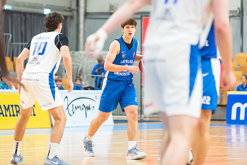 LU Basketbola komandas spēlētāji pret Pērnavas pārstāvjiem 