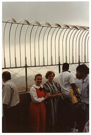 1989. gadā dalība konferencē Amerikā, Ņujorkā. Fotogrāfijā brīvais brīdis uz “Empire State Building”. Foto: A. Šponas personīgais arhīvs