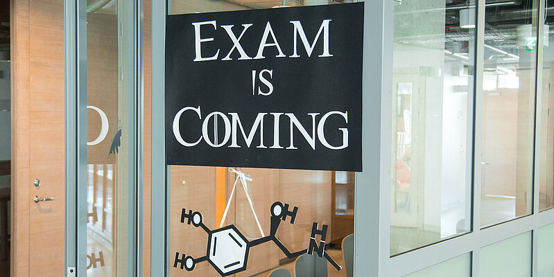 Uzraksts "Exams is coming" uz durvīm