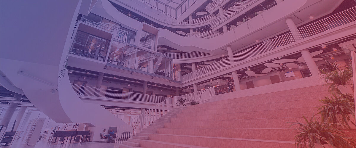 Latvijas Universitātes Zinātņu mājas mūsdienīgais interjers ar plašu atvērtu ātriju, kaskādveida sēdvietām, kāpnēm un daudzstāvu galerijām.