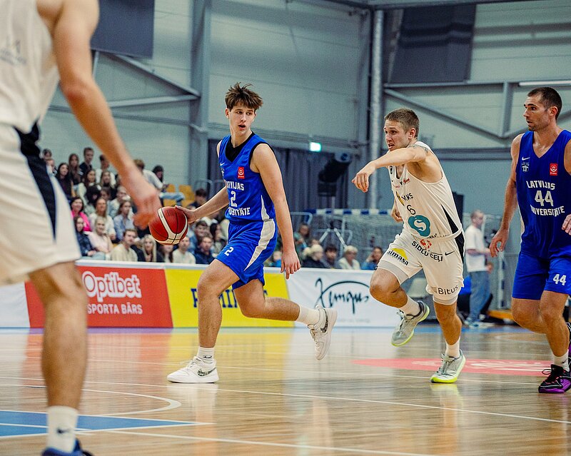 Basketbola komandas "Latvijas Universitāte" spēlētāji spēles laukumā