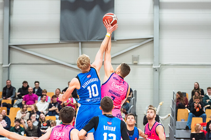 Basketbola komandas spēlētāji spēles laukumā