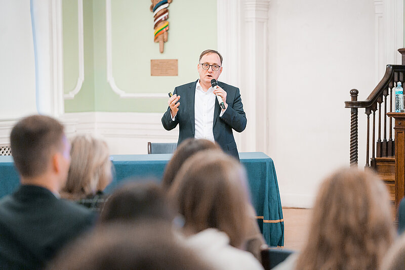 Spraigās diskusijas aizrit Latvijas Bankas prezidenta M. Kazāka vieslekcija Latvijas Universitātē