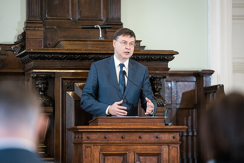 Valda Dombrovska referāts: “Eiropas un Latvijas attīstības perspektīvas globālo transformāciju kontekstā” 