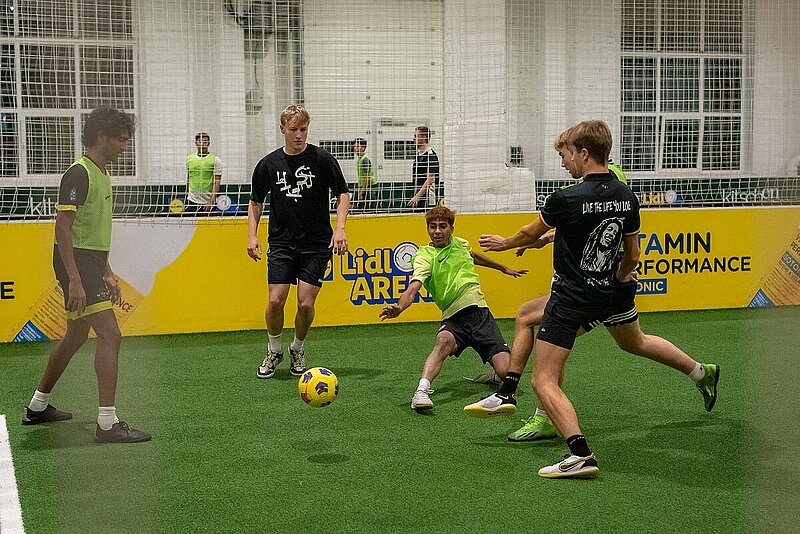 Latvijas Universitātes iekšējās līgas sportisti spēles laukumā