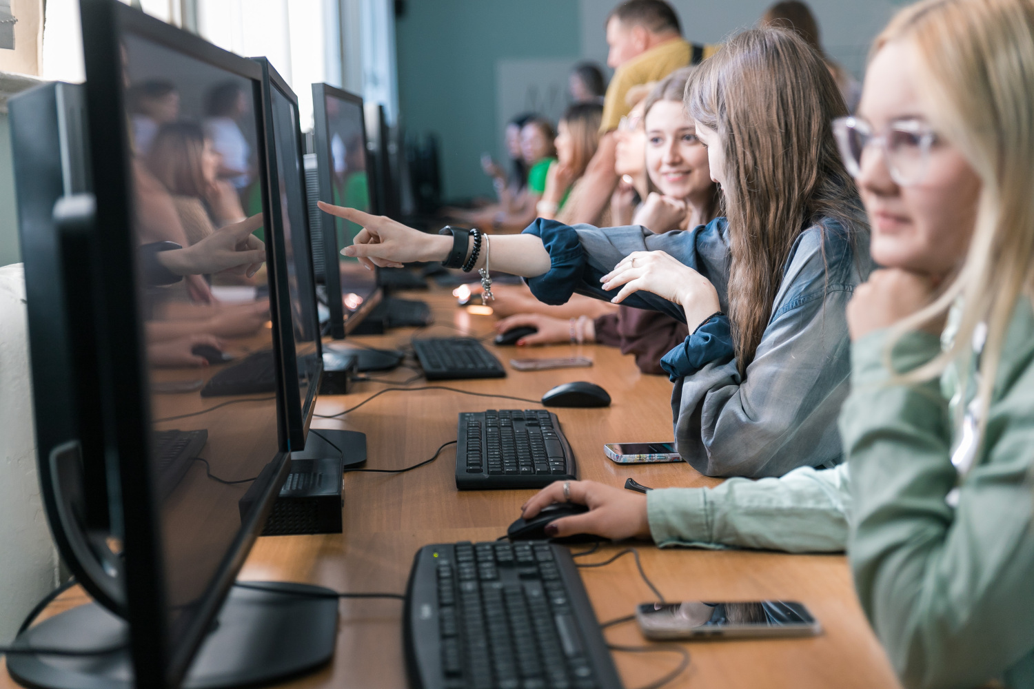 Topošie studenti aizpilda elektroniskos pieteikumus studijām Lu datorklasē