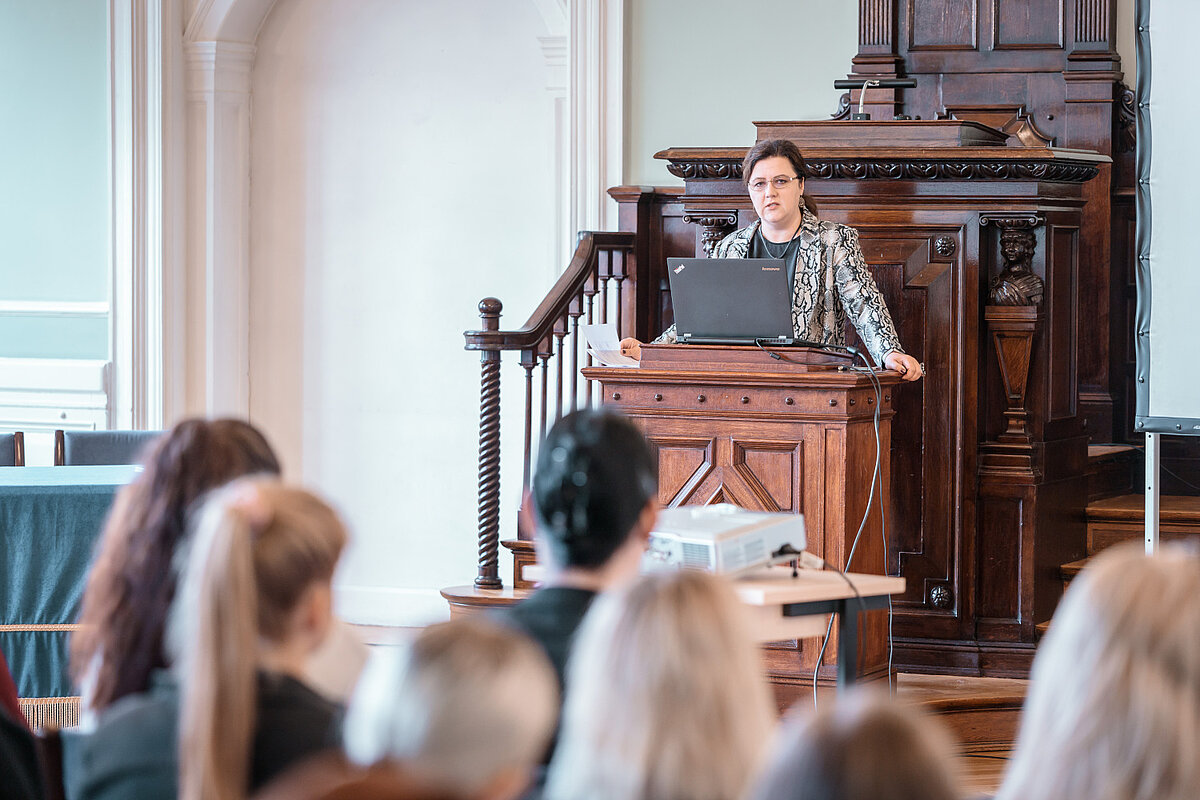 LU studiju prorektore prof. Kristīne Strada-Rozenberga uzrunā Iekšējās drošības akadēmijas studējošos