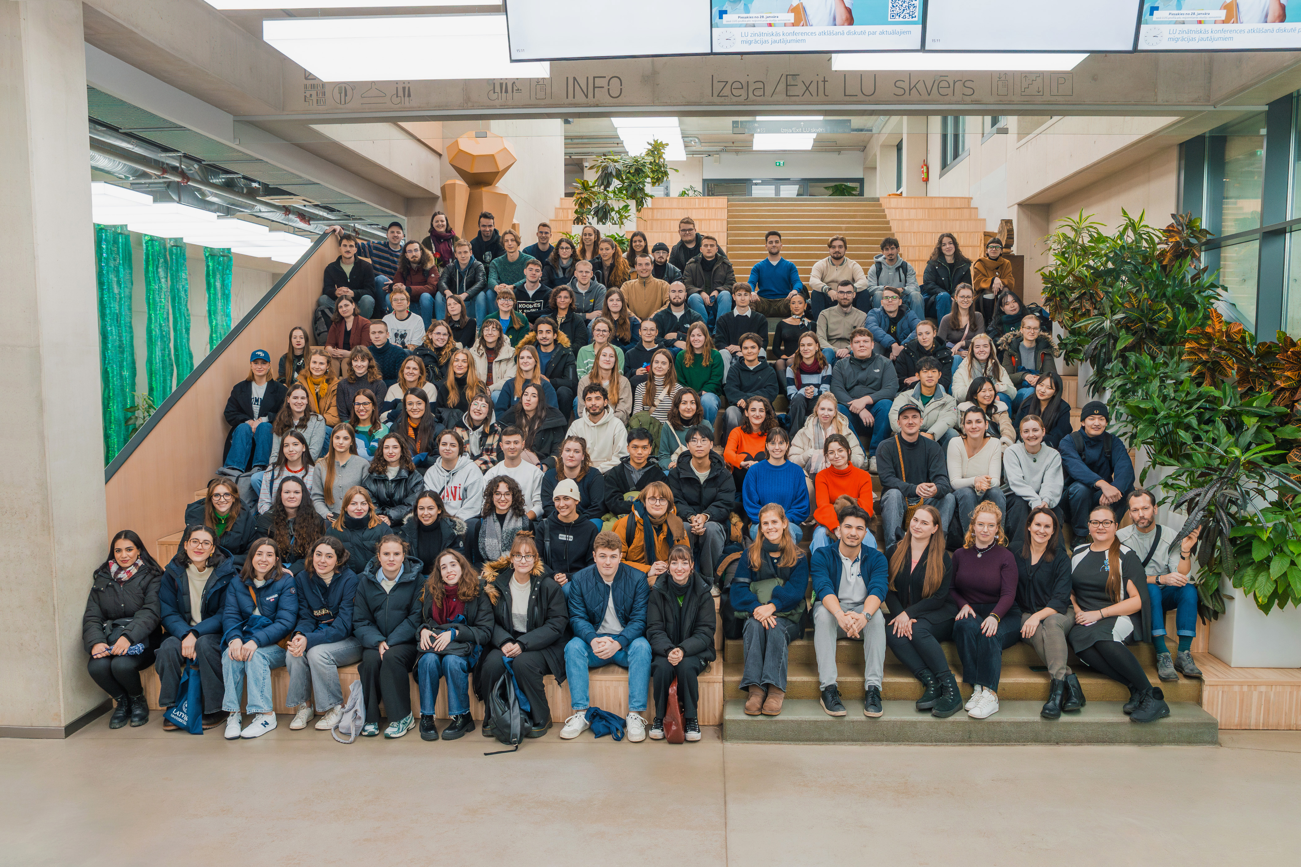 ārzemju studentu kopfoto Latvijas Universitātes Dabas mājā