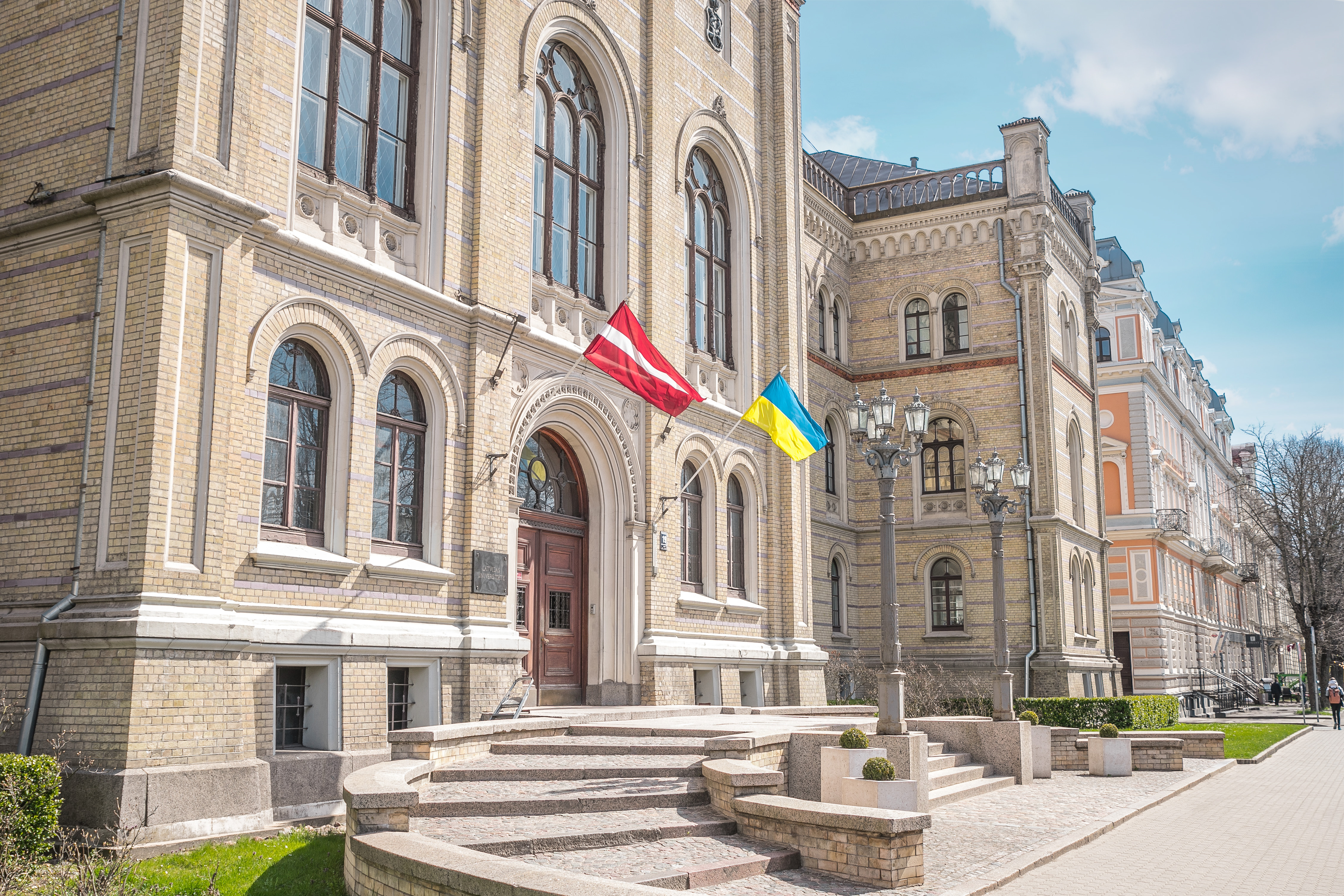 Latvijas universitātes galvenā ēka Raiņa bulvārī 19, ar Latvijas un Ukrainas karogiem