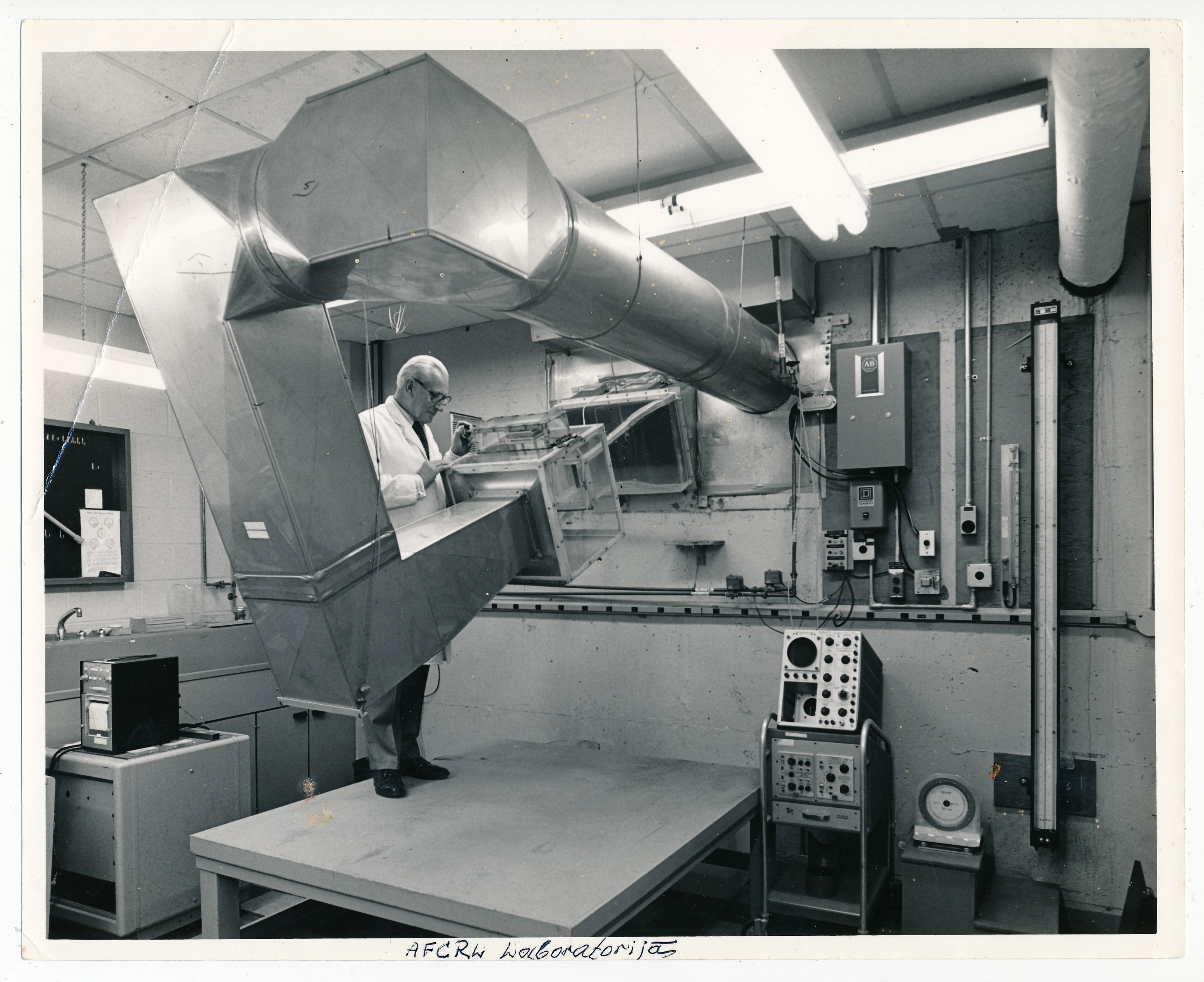Konstantīns Počs laboratorijā ASV, 20. gadsimta 70. gadi